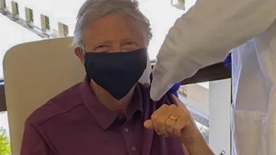 Bill Gates de koronavirüs aşısı oldu