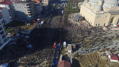 Koronavirüsten ölmüştü, cenazesinde korkutan kalabalık!