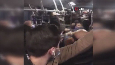 Metrobüste tekmeler, yumruklar havada uçuştu!