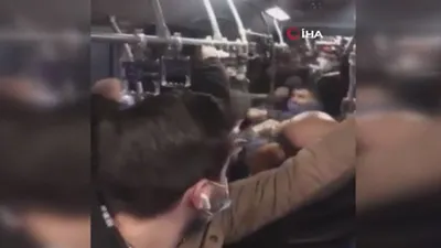 Metrobüste tekmeler, yumruklar havada uçuştu!