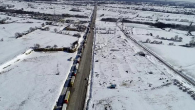 Türkiye sınırında kilometrelerce kuyruk!