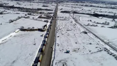 Türkiye sınırında kilometrelerce kuyruk!