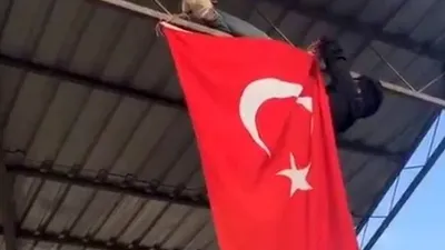 İpi kopan Türk bayrağını hayatı pahasına düzeltti