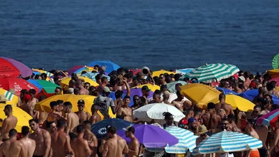 Koronavirüsü unutup, plaja koştular!