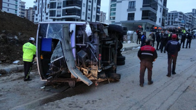 Belediyenin işçi servisi devrildi: Ölü ve yaralılar var