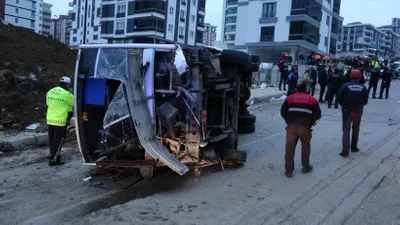 Belediyenin işçi servisi devrildi: Ölü ve yaralılar var