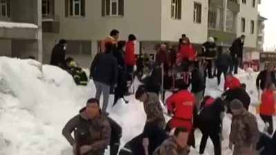Bitlis'te panik! Kar kütlesi altında kaldılar