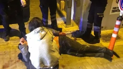 Yatak odasında annesini sevgilsiyle yakalayınca...