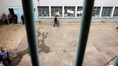 Mizah dergileri cezaevine sokulmadı