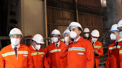 AK Parti Sözcüsü Ömer Çelik Osmaniye OSB'de inceleme yaptı