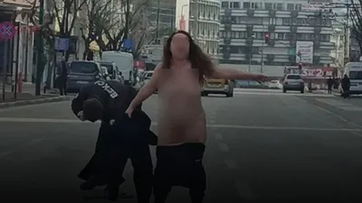 Bursa'da şoke eden görüntü! Sokak ortasında çırılçıplak soyundu