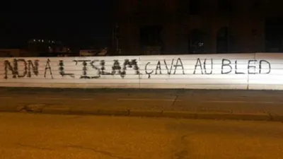 Fransa'da camiye ırkçı saldırı