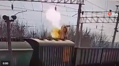 Tren vagonları üzerindeki korkunç ölüm kamerada!