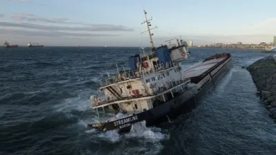İstanbul’daki fırtına 108 metrelik gemiyi yan yatırdı