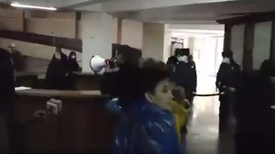 Ermenistan'da muhalifler hükümet binasını bastı