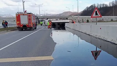 Devrilen zift yüklü tanker trafiği kilitledi