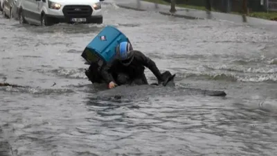 Su borusu patladı, moto kurye çukura düştü!