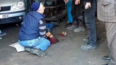 Tamir ettiği otomobil 2 metre yükseklikten üzerine düştü