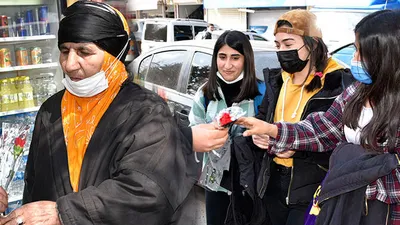 Siverek'te kadınlara ''karanfil'' sürprizi
