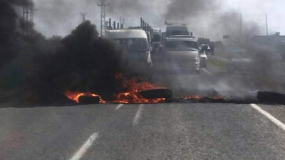 Çiftçiler yolu kesip lastik yaktılar