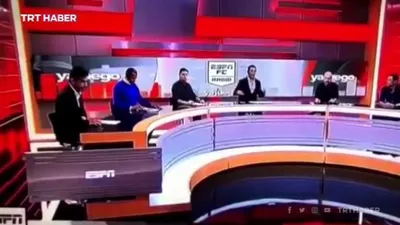 Canlı yayında dev ekran üzerine devrildi