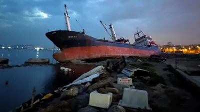 İstanbul'da kuru yük gemisi yan yattı