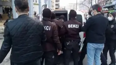 AK Partili Belediye önünde üzerine benzin döküp kendini yakmaya kalktı