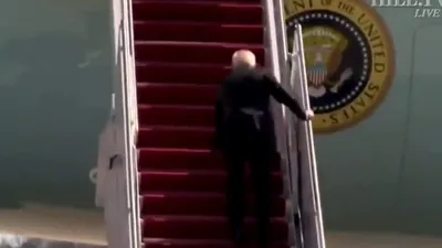 Joe Biden ayakta duramadı! Olay görüntüler