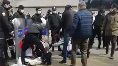 Migros çalışanlarından Tuncay Özilhan'ın evinin önünde protesto!
