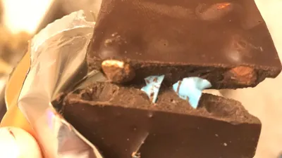 Türkiye'de satılan ünlü çikolatanın içinden çıkan ''şey'' mide bulandırdı!