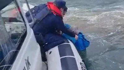 Alabora olan tekneden suya düşen adam böyle kurtarıldı