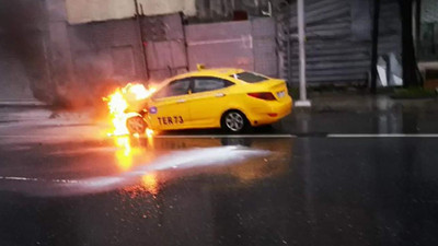 Seyir halindeki ticari taksi alev alev yandı