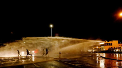 Kuzey İrlanda savaş alanına döndü!! Göstericilere polis müdahalesi