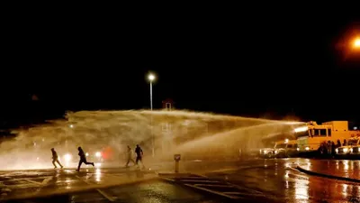 Kuzey İrlanda savaş alanına döndü!! Göstericilere polis müdahalesi