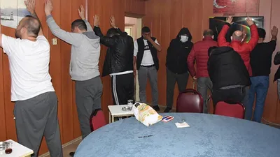 Balkondan kaçmaya çalışırken polise yakalandı
