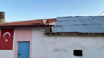 Aşıdan korktu, soluğu çatıda aldı!