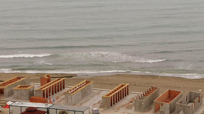 AK Partili belediyeden tepki çeken plaj projesi! Sahile beton döktüler