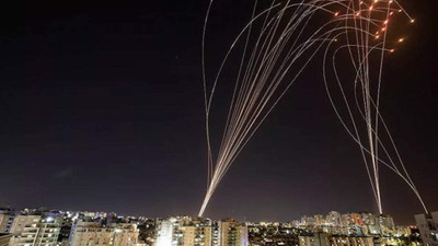 Hamas, İsrail'e füze yağdırdı