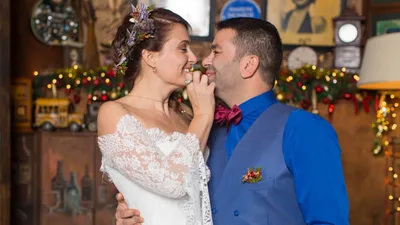 Ceyda Düvenci'nin dudak dudağa pozuna bir garip tepki