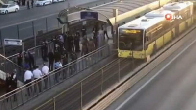 Bıçakla metrobüse giren kişi gözaltına alındı