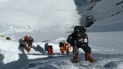 Everest'e tırmanan 2 dağcı hayatını kaybetti