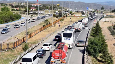 43 ilin geçiş noktasında trafik durdu