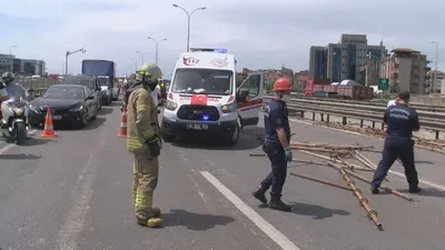 TEM'de kamyon devrildi: Yol trafiğe kapandı
