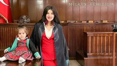Sosyal medya onu konuşuyor: Minicik cübbesiyle duruşmadan duruşmaya koşuyor