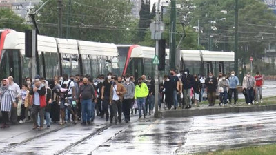 İstanbul'da tramvay seferlerinde aksama: Yolcular yürüdü