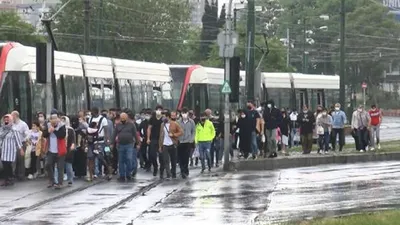 İstanbul'da tramvay seferlerinde aksama: Yolcular yürüdü
