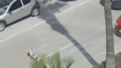 Trafikte ilginç anlar; genç kadın yolun ortasına yatıp trafiği kesti
