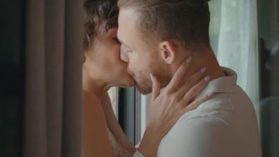 Hande Erçel ve Kerem Bürsin'in öpüşme sahnesi olay oldu