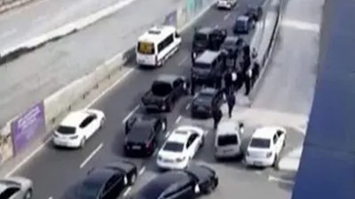 Bunlar da ''çakarlı'' magandalar! Yolu kesip halay çektiler