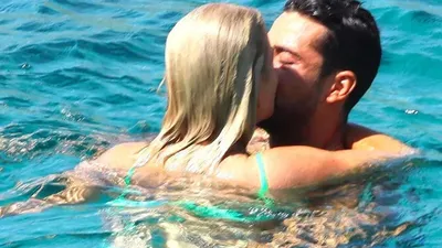19 yaş küçük sevgilisiyle Ege'de aşka geldi